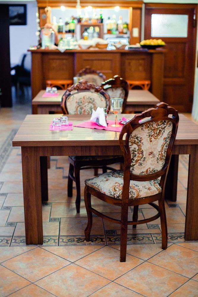 Hotel Kriváň Kysucke Nove Mesto Esterno foto